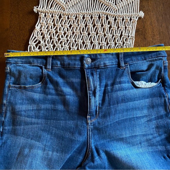 American Eagle Curvy
Hi Rise crop jeans - Picture 7 of 8